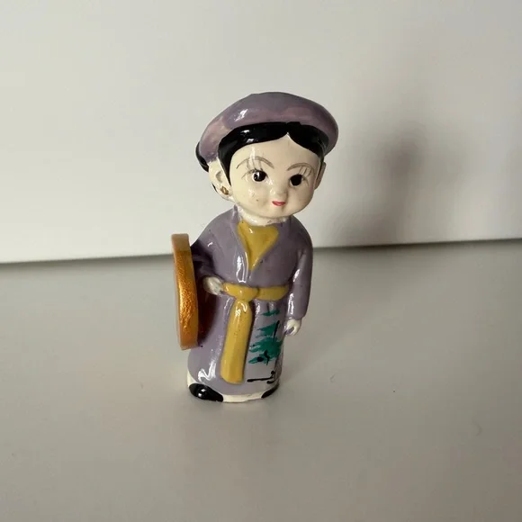 Charming Ceramic Figurines in Traditional Dress - Picture 5 of 5